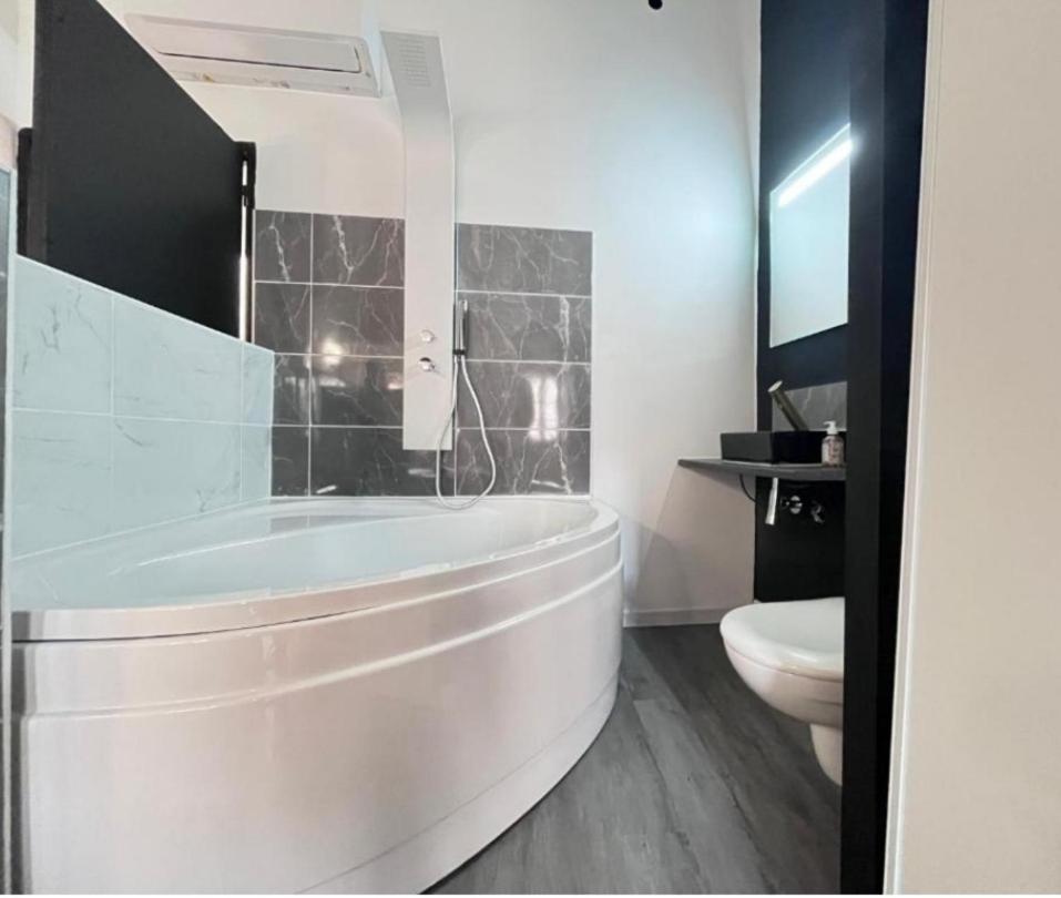 Charmant Studio Baignoire Narbonne Exterior foto